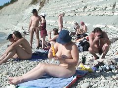 Озабоченный нудист со скрытой камерой подсматривает за голыми людьми