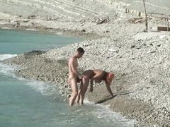 Спонтанный подсмотренный секс на пляже двух юных нудистов