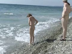 Дикие русские нудисты трахаются на каменистом пляже у всех на виду