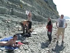 Голые русские девушки и мужики разгуливают по дикому пляжу