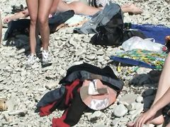 Молоденькие русские друзья занялись групповым нудизмом на пляже