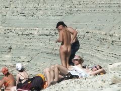 Страстный подсмотренный секс на пляже от русской парочки
