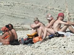 Разгоряченные русские нудисты собираются заняться сексом н пляже