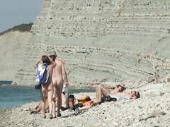 Разгоряченные русские нудисты собираются заняться сексом н пляже