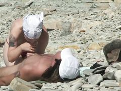 Обнаженная красотка отсосала на пляже у парня не заметив наблюдения