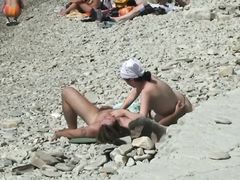 Шаловливые ребята не замечают скрытую камеру на нудистском пляже