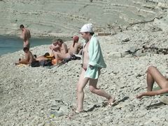 Шаловливые ребята не замечают скрытую камеру на нудистском пляже