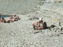 Шаловливые ребята не замечают скрытую камеру на нудистском пляже
