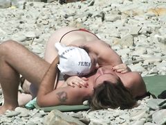 Шаловливые ребята не замечают скрытую камеру на нудистском пляже