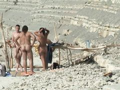 Чувак со скрытой камерой на нудистском пляже подсматривает за людьми