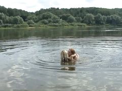 Милые русские лесбиянки целуются взасос плавая в озере