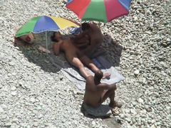 Раскрепощенные нудисты занимаются сексом на пляже перед вуайеристом