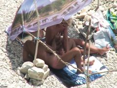 Нудисты скрылись под большим зонтом на пляже чтобы потрахаться