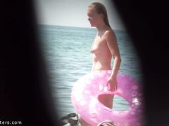 Похотливый вуайерист снимает на скрытую камеру голых девушек на пляже