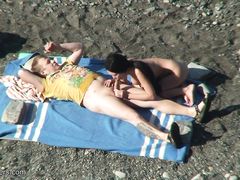 Скрытные нудисты быстро потрахались на пляже не заметив видеонаблюдение