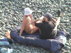 Хитрец с камерой подсматривает на пляже за оральным сексом пары
