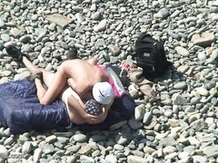 Скрытный вуайерист с камерой подсматривает за сексом на пляже