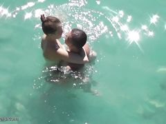 Романтичная пара нудистов занялась сексом в воде просто на пляже