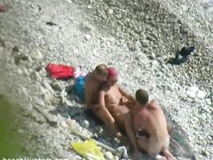 Подглядывание за МЖМ-сексом на нудистском пляже