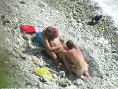 Подглядывание за МЖМ-сексом на нудистском пляже