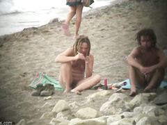 Девушку с дредами снимают скрытой камере на нудистском пляже