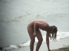 Девушку с дредами снимают скрытой камере на нудистском пляже
