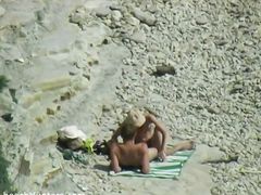 Скрытое видеонаблюдение за влюбленной парочкой нудистов на пляже