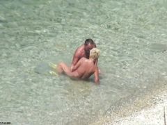 Скрытое видеонаблюдение за голыми отдыхающими на нудистском пляже