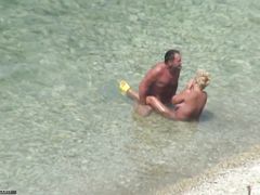 Скрытое видеонаблюдение за голыми отдыхающими на нудистском пляже