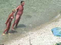 Скрытое видеонаблюдение за голыми отдыхающими на нудистском пляже