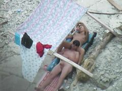 Загорающая парочка занялась оральным сексом на пляже перед вуайеристом