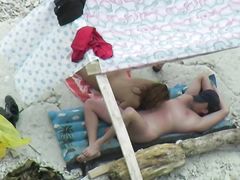 Загорающая парочка занялась оральным сексом на пляже перед вуайеристом