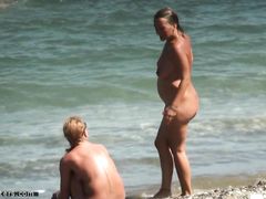 Странный паренек подсматривает за пляже за двумя голенькими девочками