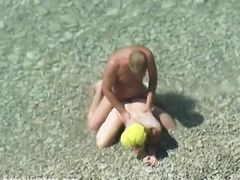 Любовники занимаются сексом на пляже не замечая слежки