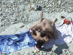 Нудисты занялись сексом на пляже не замечая скрытого видеонаблюдения