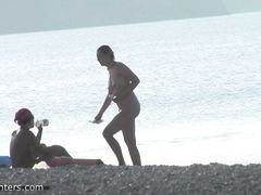 Видеонаблюдение за обнаженными нудистами развлекающимися на пляже