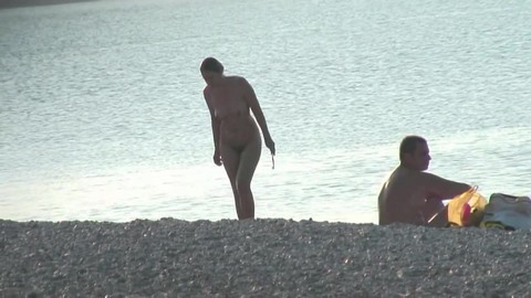 Тайное подглядывание за отдыхающими нудистами на пляже