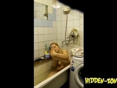 Русская девчонка купается в ванной и не подозревает о камере