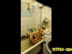 Русская девчонка купается в ванной и не подозревает о камере