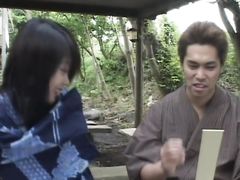 Самурай трахает в лесу японскую гейшу с волосатой писькой
